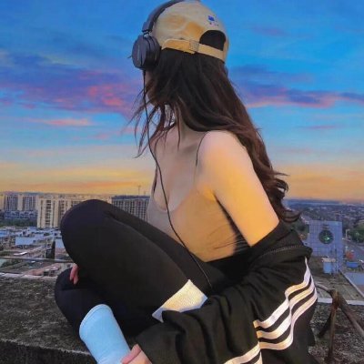 ewbfjdgd's profile picture. Singaporean Chinese girl, healing with yoga, storytelling through travel.