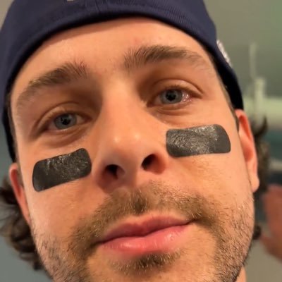 kyledubASS's profile picture. she/her • leafs/avs • jays • eurovision 💫