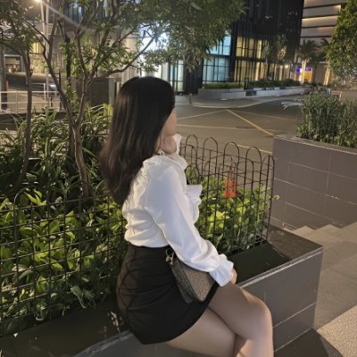 julybabymona's profile picture. Fashion in my soul 👠
Finance in my mind 📊
Speed in my veins 🏁
Peace in my breath 🧘‍♀️ 
— Thriving in USA🇻🇳