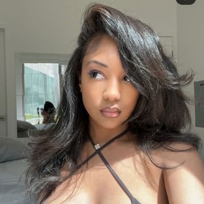 realjoi_'s profile picture. Raised on palm trees & playlists.