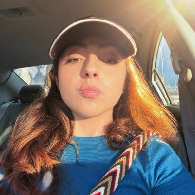 MariaMlpda's profile picture. Picking petals off the flowers