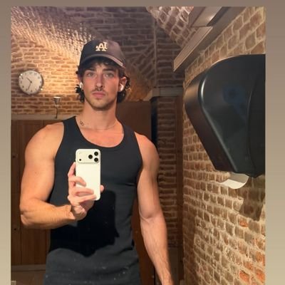 AurelienPython's profile picture. Télévision, Politique, Cinéma, Séries, Musique... Swifty, fan des Gunners et de l'Eurovision.