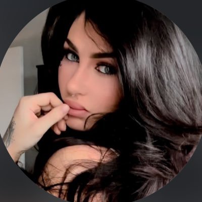 katschreiberrr's profile picture. looks like an unapproachable goth girl but actually is a cinnamon roll. | 21+. original character.