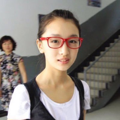 Hogirl13's profile picture. 여자들아 빨간 안경을 껴요 🥤 #영화