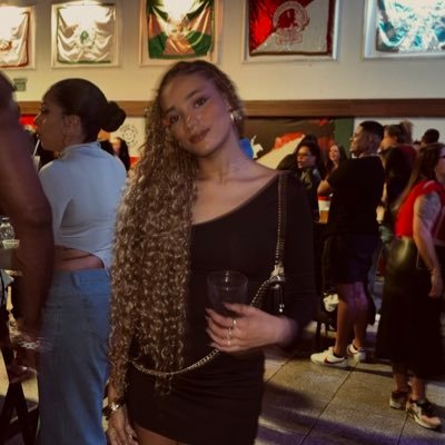 Figueirox's profile picture. meu nome de fato não é paola, mas ficou aí || eu sou insuportável || mami dos gêmeos looney e tunes ||Bieber vibes ||