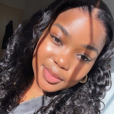 LaraNatlia22121's profile picture. 