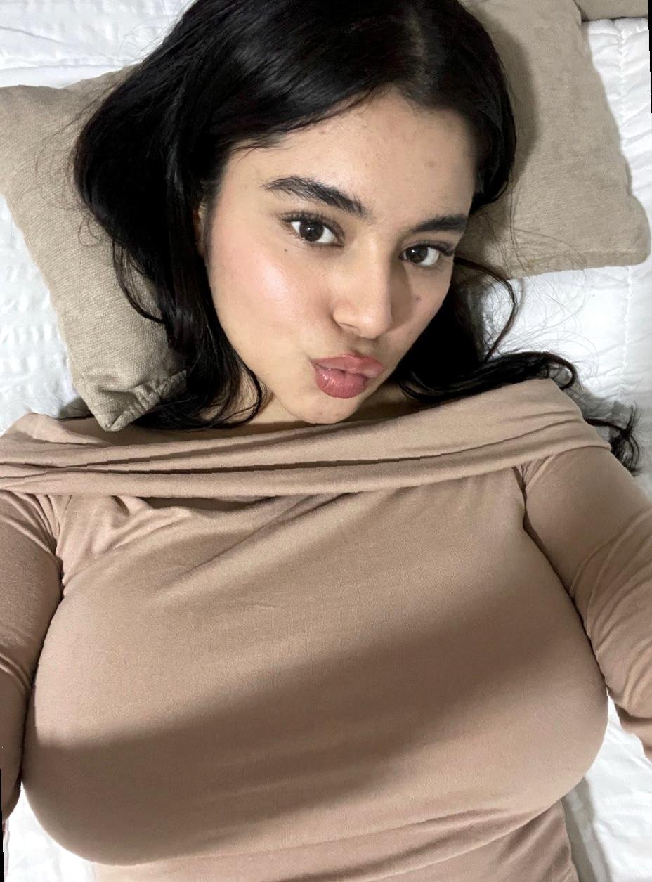 mollyiytg's profile picture. 21 🤍 elon nuked my last vibe so i'm buffering here :/ cosmic taco sociologist 🌮✨ ngl