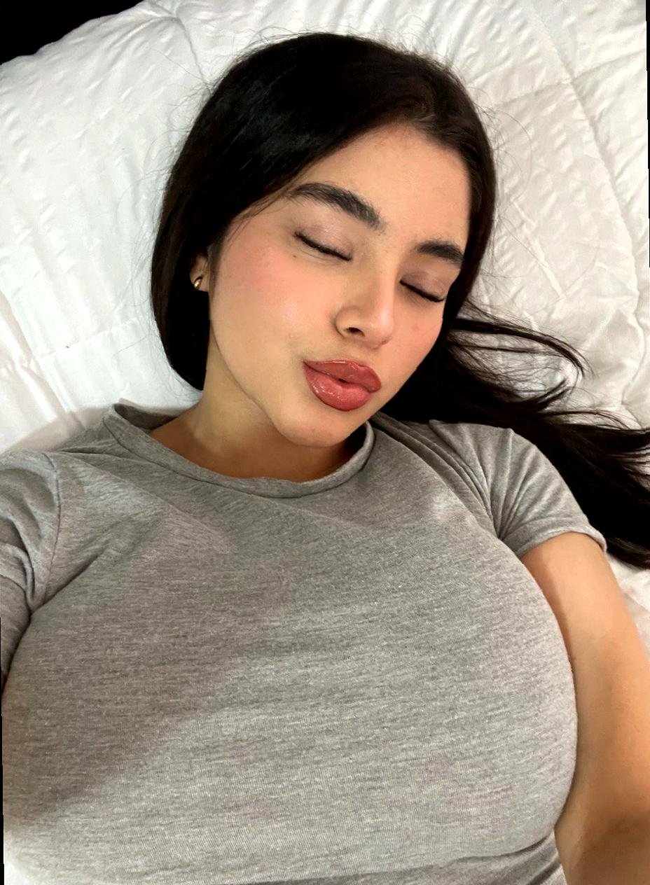 mollykavw's profile picture. 21 🤍 elon nuked my old page so i'm building a fort of regret & glitter :/ professional napper