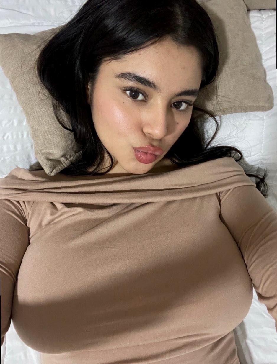 mollymelh's profile picture. 21 🤍 elon vaporized my last vibe so i respawned here :/ pizza major? idk 🪐🥴