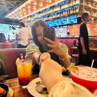 FluffyyDino's profile picture. 