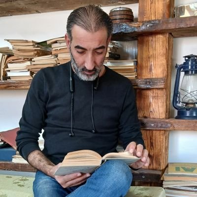 AsfMaasef's profile picture. إن كانَ أدهشكِ البريقُ بعتمتي
فأنا بلا شِعري يضيعُ بريقي....