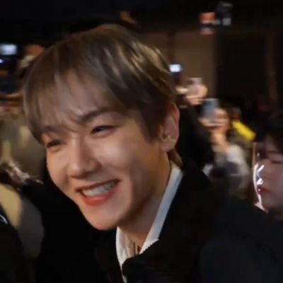 bbhgatinho's profile picture. listening to 𝐑𝐔𝐍𝐀𝐖𝐀𝐘 by #EXO