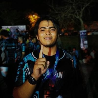 iitskent's profile picture. hai, aku cowok yang bawa camilan ke acara, kasih tip ekstra buat barista, dan masih bilang ‘semoga sehat’ ke orang asing. vinyl pagi-pagi, meme siang hari. 🌙✨