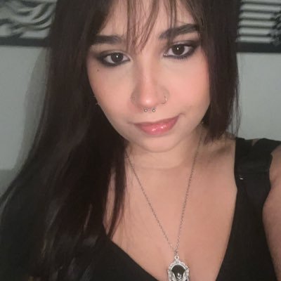 pieverso's profile picture. Escrevo romantasias cômicas. (O humor depende do ponto de vista)