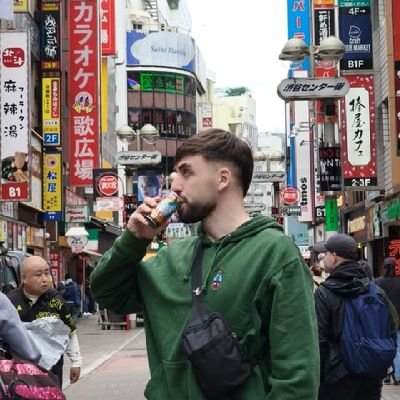 Alvaricow's profile picture. Desarrollador y Realizador Audiovisual. Me subo a sitios altos. Aventurero. Curaba en Warcraft. Picoteo Java y practico el arte suave.