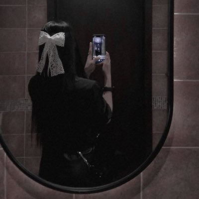 LaceLeafe's profile picture. Made of heroin and sea shells