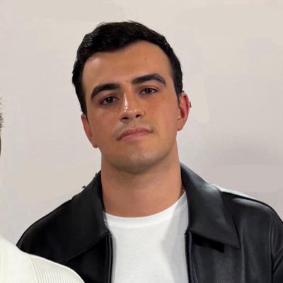 pedrojotafdez's profile picture. Trabajo en la tele 📡 No paro de aprender en @la7tele y de vez en cuando caigo por @mediasetcom🌟 También soy el de TikTok 📲 PERIODISTA 👈