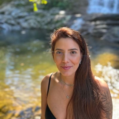 arianeglin's profile picture. carioca, treteira, mamãe do Thor, um pouco fitness e muito tricolor! ☀️🇭🇺💪🐶