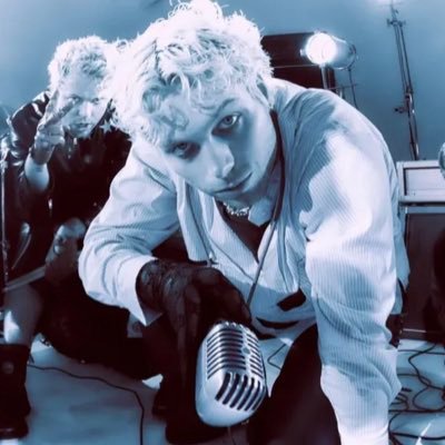 badomensluke's profile picture. it's not gonna say hello its a cow luke • 26