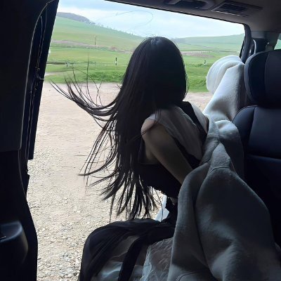 kurubatharuntej's profile picture. Still courageous enough to have fun, explore and own my imperfections🌸Shining through every chapter with grace✨Beauty is in the eye of the beholder💅