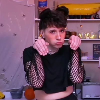 phanslefttoe's profile picture. idk i’m just vibing | old ass phannie