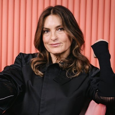 hbaker129's profile picture. 30s (she/her) / KC girlie 🌻 🫶🏻/ queen Mariska 👑 / SVU (EO is endgame) 👫 / Wicked 💚🩷 / Swiftie (obsessed with TS12) 🧡❤️‍🔥