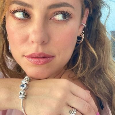 scrletwdow's profile picture. ⠀⠀ ── ̫  ʽ    ׅ  dream big, little bird. love, daisy