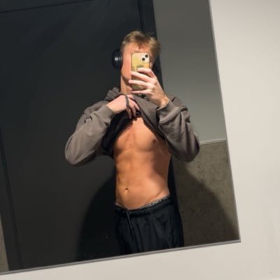 Timmythii's profile picture. "I don't smoke, I drink, i don't fuck bitches, I'm basically the shit"