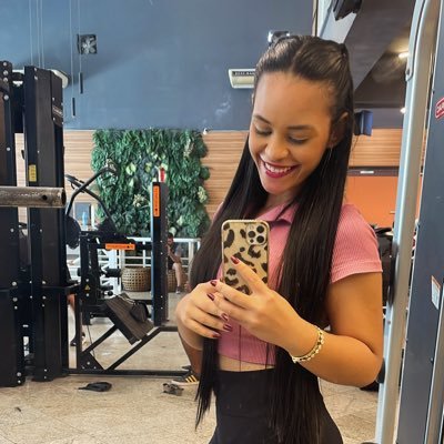 laraapessanhaa's profile picture. Beija-me com os beijos de tua boca, porque melhor é o teu amor do que o vinho.