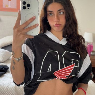 laravervejx's profile picture. Bio courte, rêves grands