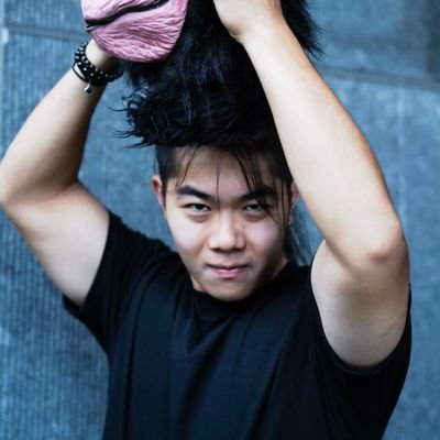 WhiplashHong's profile picture. 寻声觅生鼓手
《塑料动物园》演员、导演
🖤🖤🖤
🤘喜欢以黑死敲为根基的老派金属
💪力型兼备，古典健美爱好者
☕意式咖啡的忠实用户