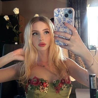 Decineraria's profile picture. 