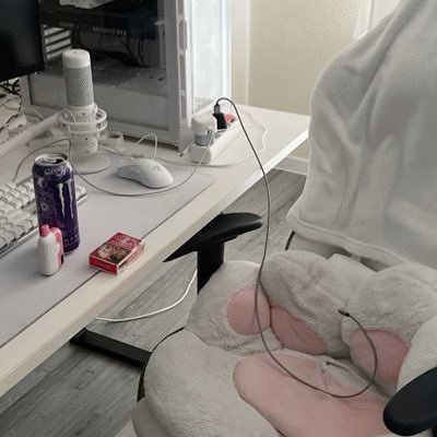 zoloftchan's profile picture. one day i will go insane, drown myself, & haunt the nearby woods, & thats a promise (pfp not mine ´꒳`)