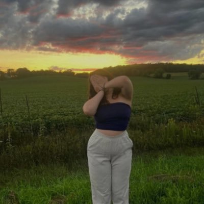 elle_2famous's profile picture. 21 | she/her