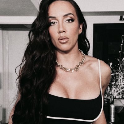 HerOwnSpotlight's profile picture. You're welcome. No need for specifications. | NOT @ImChelseaGreen | Just a parody.