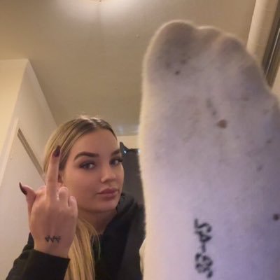 ReineFlore68's profile picture. •👑🇫🇷 • Domina mentale & financière. Je détruis ton ego avec grâce. Viens vite te prosternez comme une petite chienne obéissante..🐶