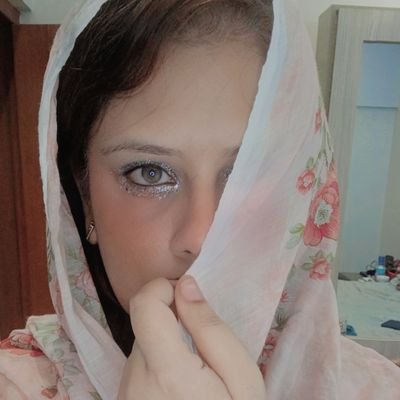 honeykhan124's profile picture. Tumhari tasveer ke sahare.. Mausam kayi guzare