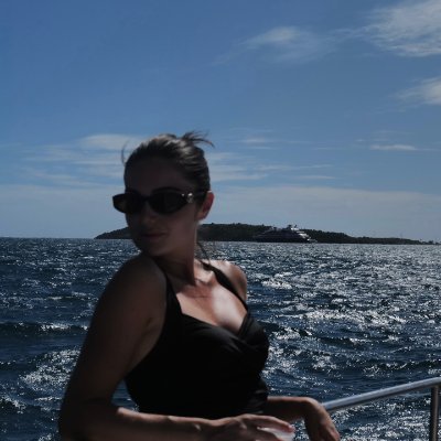 LovelyEmilyy11's profile picture. A mermaid swam into the deep sea and got lost.