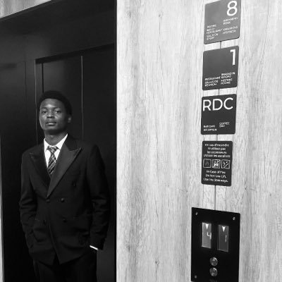 RaphalMk33062's profile picture. Comprendre la politique pour mieux changer le monde. 🎓 Étudiant en science politique et administrative 🤌🏾