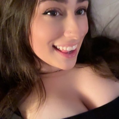 garlicbreadg1rl's profile picture. twenty-five