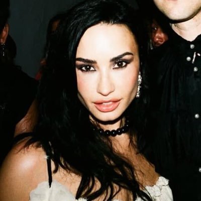 skieslovatic's profile picture. tweet my thoughts.  ᥫ᭡  •she/her•  🏳️‍🌈