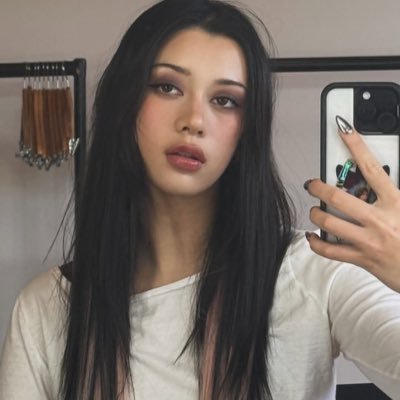 katsmegs's profile picture. Goth of your dreams. 🍒