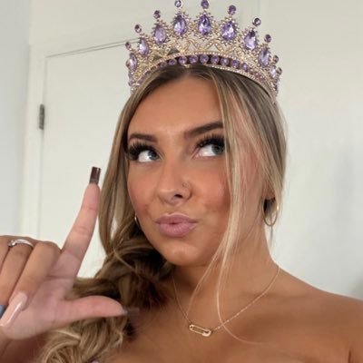 VeronicaBRATTY's profile picture. 22yr old spoiled FINDOM brat✨ I control your wallet while you goon over me💋 payment & application in link bellow👇🏻age verified on loyal fans