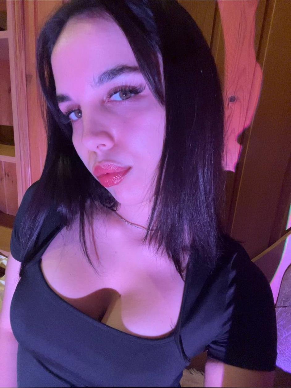 GeniaLura78089's profile picture. if you vibe right, you’re in forever 💫🌙 @sexsexyougood