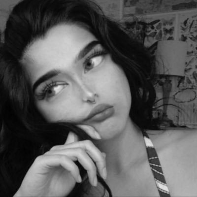 2eie_o's profile picture. ِ " تجمّل بي ترا كلهم خيبوا ظنيّ ".