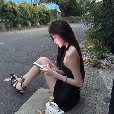 HZmm51's profile picture. Just a human experiment in elegance.