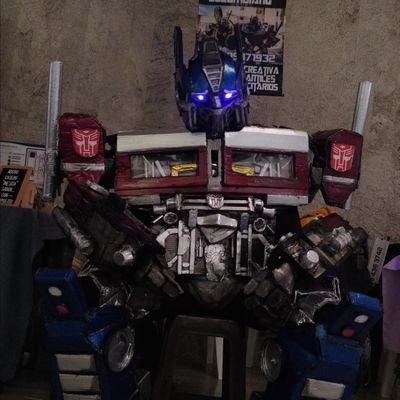 optimuscruzt4's profile picture. Optimus Prime y Bumblebee 🆚 Megatron y Barricade!!!