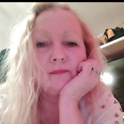 angielovesuk's profile picture. Howling at the moon 🐺🤪