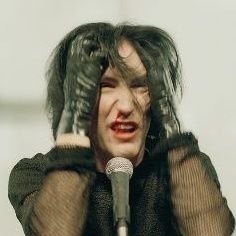 skintyxfia's profile picture. currently listening to la mer by nine inch nails