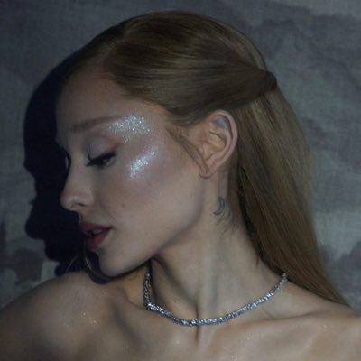 badmrtina's profile picture. cerrando y abriendo heridas, de eso se trata la vida.